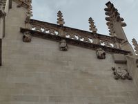 (2026) Zoom sur les petits anges de toit portant la marque WA.